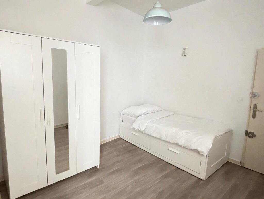 Coin nuit avec lit et rangements – studio meublé de 16 m², Écusson Montpellier