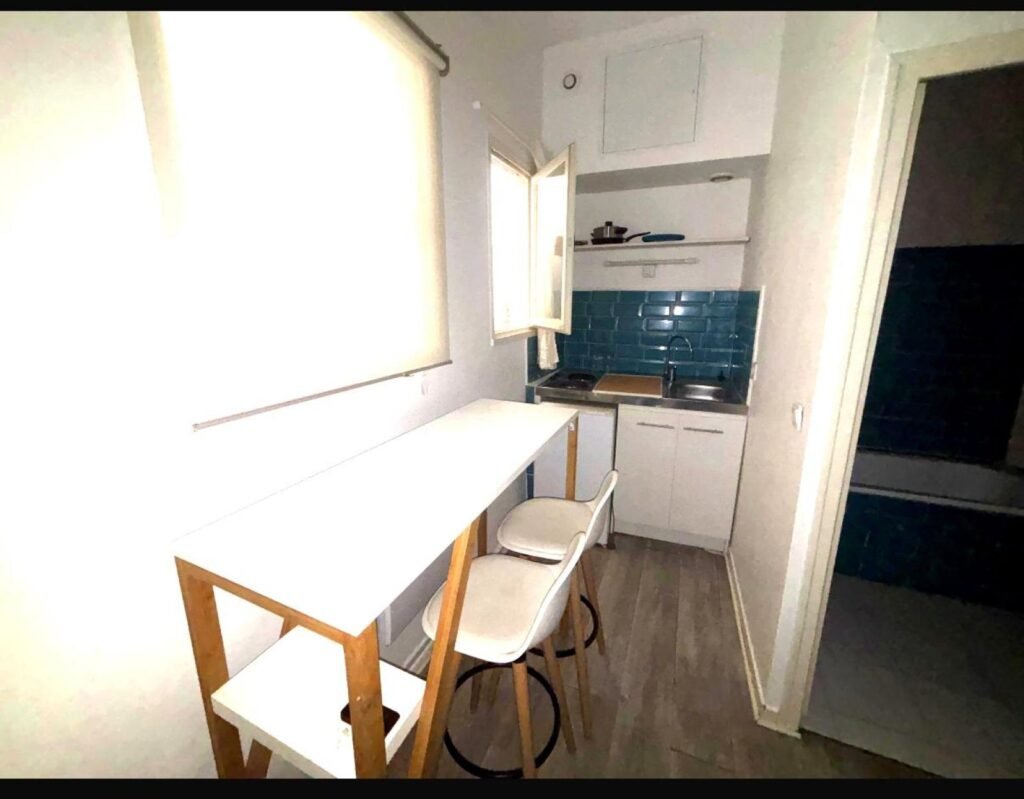 Pièce principale du studio meublé avec coin repas et kitchenette – Écusson, Montpellier