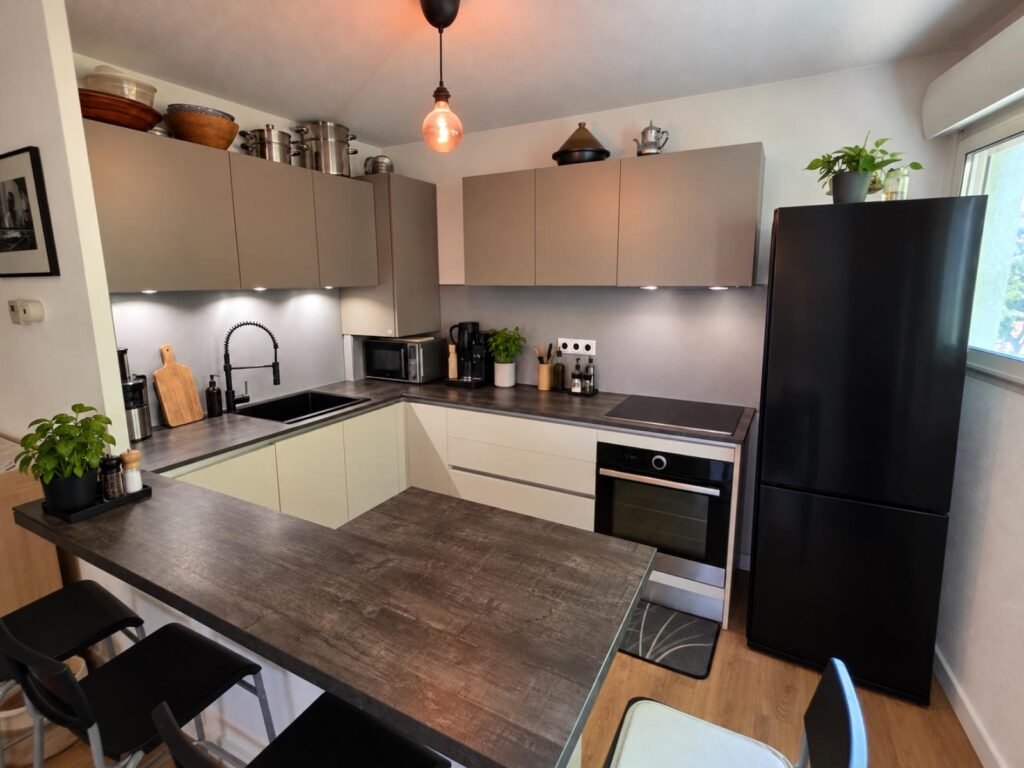 Cuisine équipée ouverte avec îlot – appartement T2 à vendre à La Lironde, Montpellier