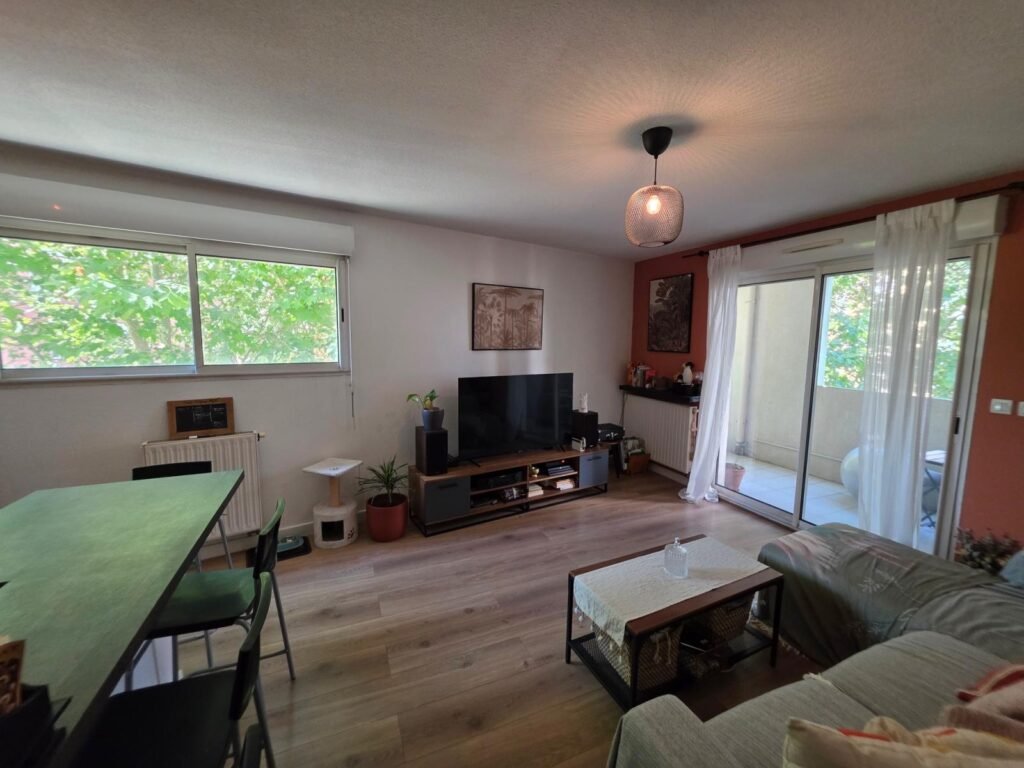 Pièce de vie ouverte sur la terrasse – appartement T2 La Lironde