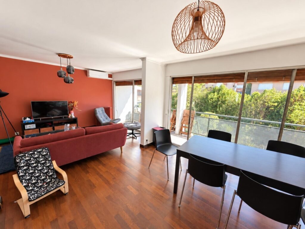 Pièce de vie et salle à manger ouvertes sur la terrasse – T5 de 116 m² à Montpellier