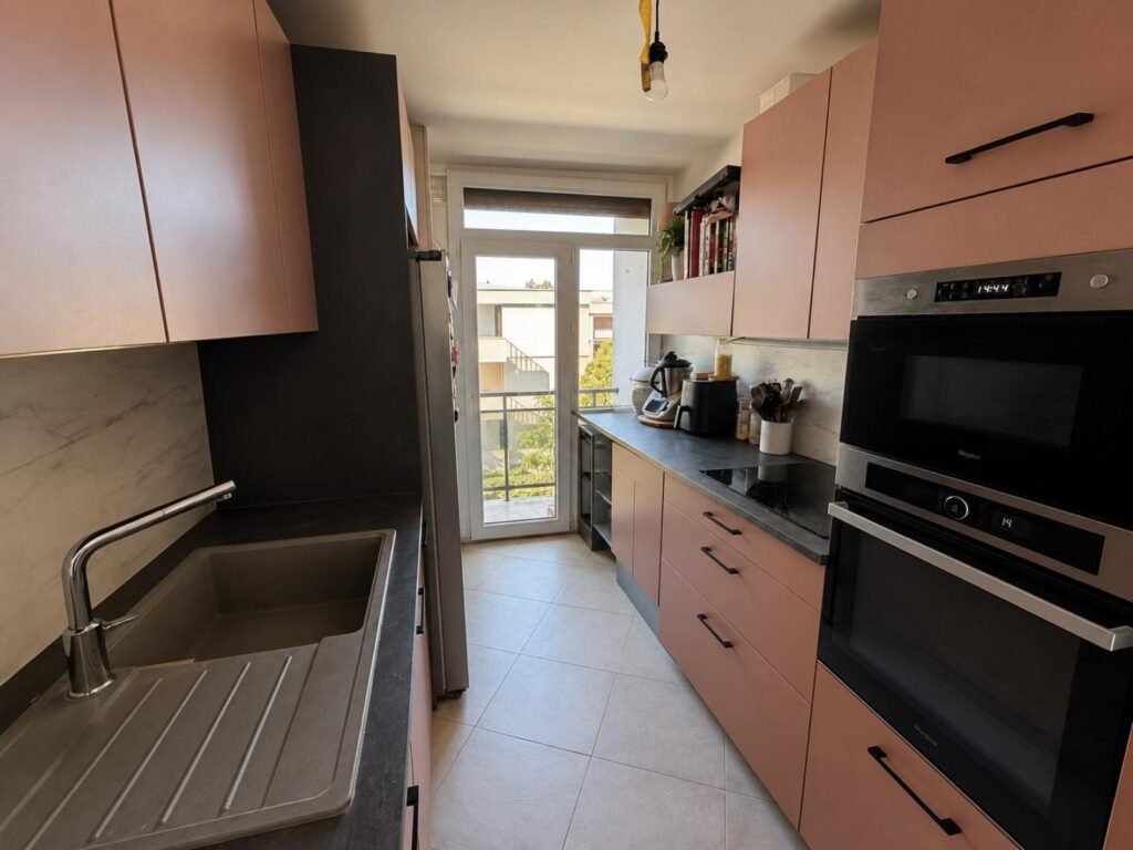 Cuisine équipée avec accès à la terrasse – appartement T5 Montpellier Agriculture