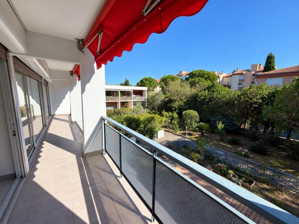 Terrasse avec store banne et vue sur la verdure – T5 Montpellier Agriculture